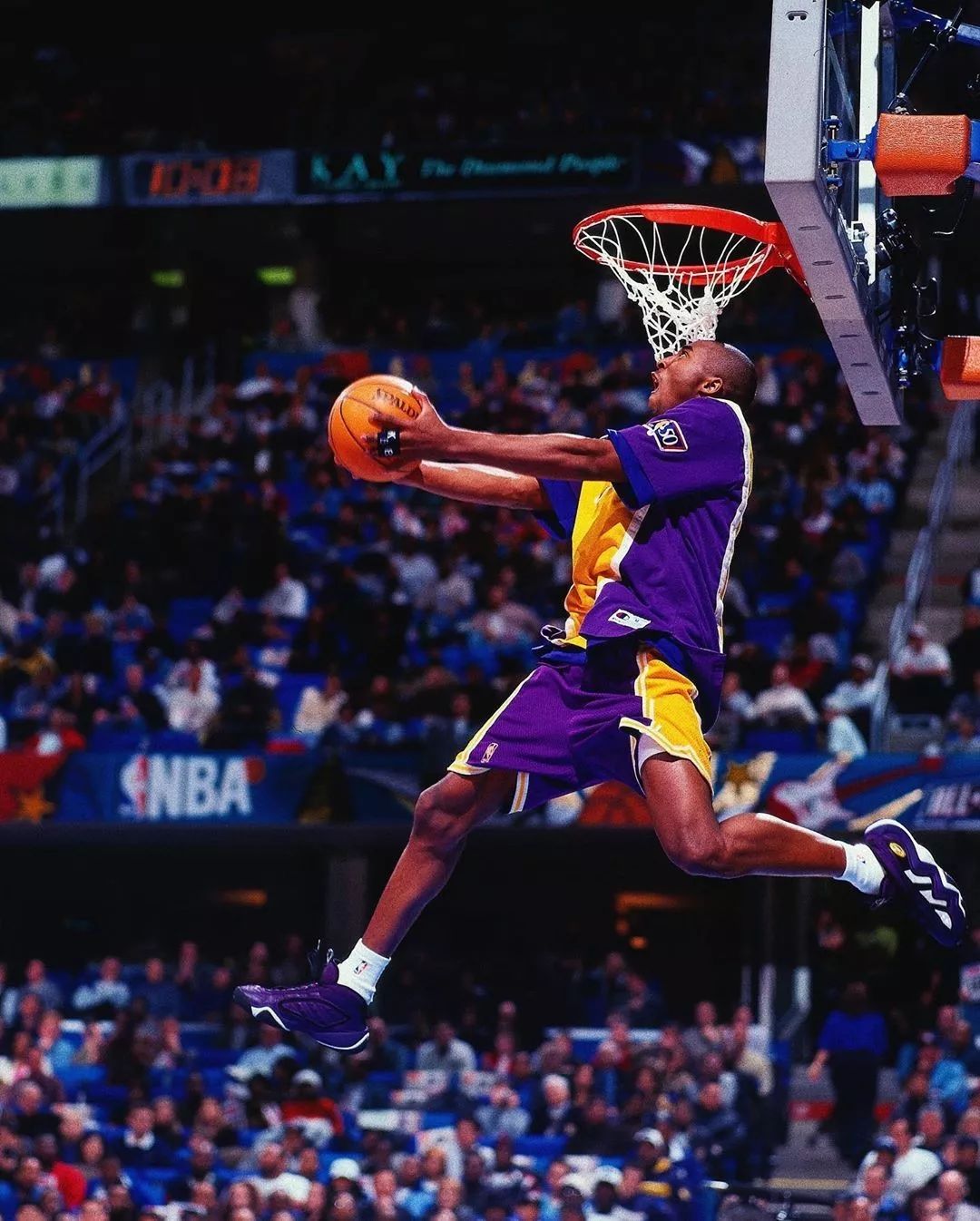 李观洋社媒晒与小卡同场竞技视频：很难描述他张开手防守时多夸张